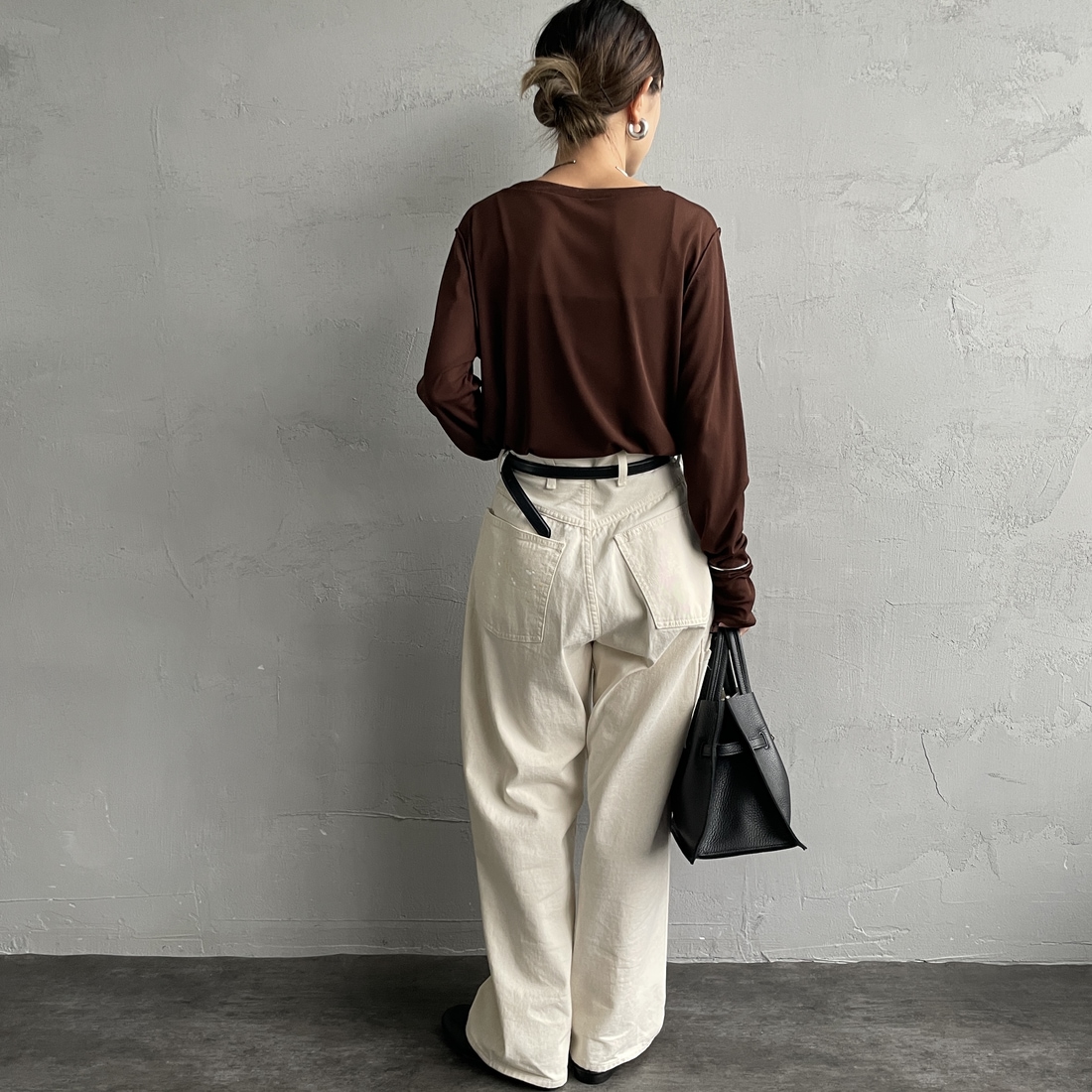 nenom [ネノム] クルーネック シアーカットソー [NE25112034] 28 BROWN &&モデル身長：150cm 着用サイズ：F&&
