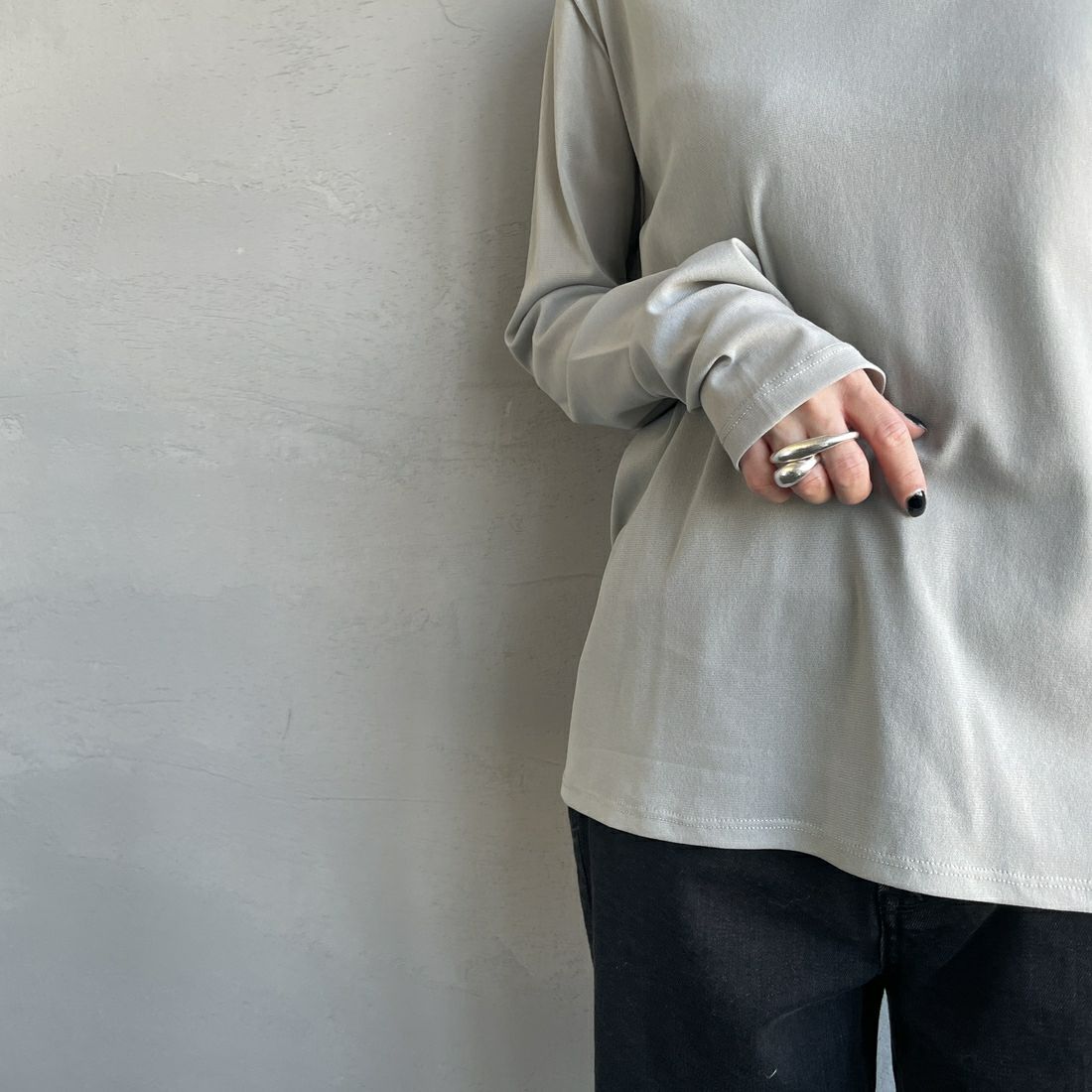 nenom [ネノム] クルーネック シアーカットソー [NE25112034] 07 GRAY &&モデル身長：150cm 着用サイズ：F&&