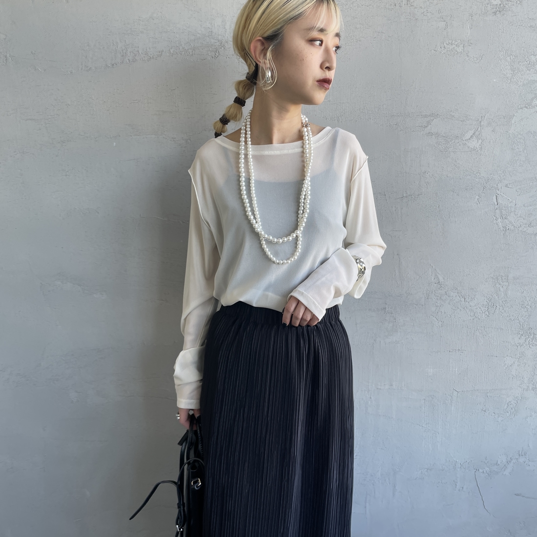 nenom [ネノム] クルーネック シアーカットソー [NE25112034] 02 OFF &&モデル身長：150cm 着用サイズ：F&&