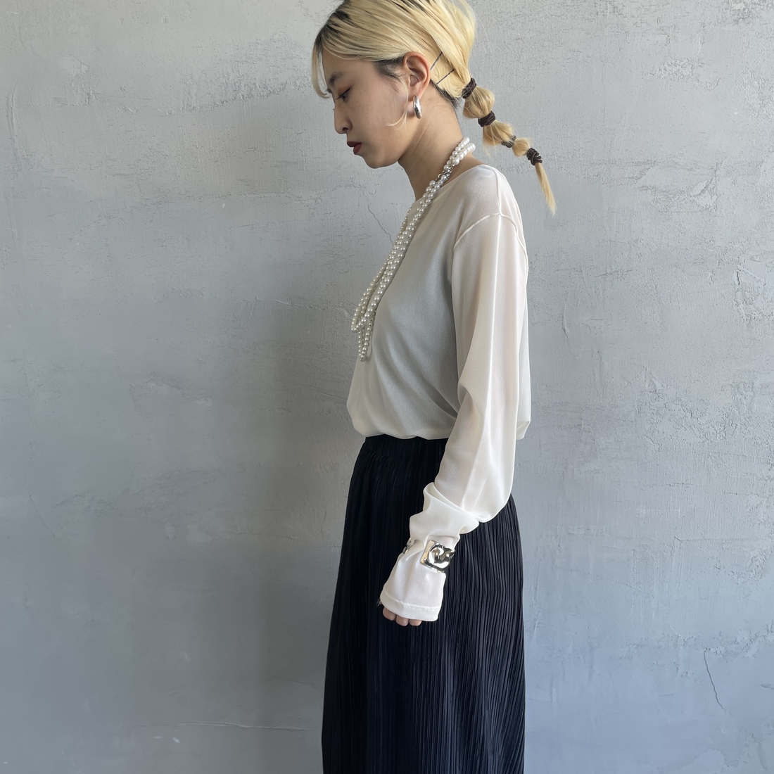 nenom [ネノム] クルーネック シアーカットソー [NE25112034] 02 OFF &&モデル身長：150cm 着用サイズ：F&&