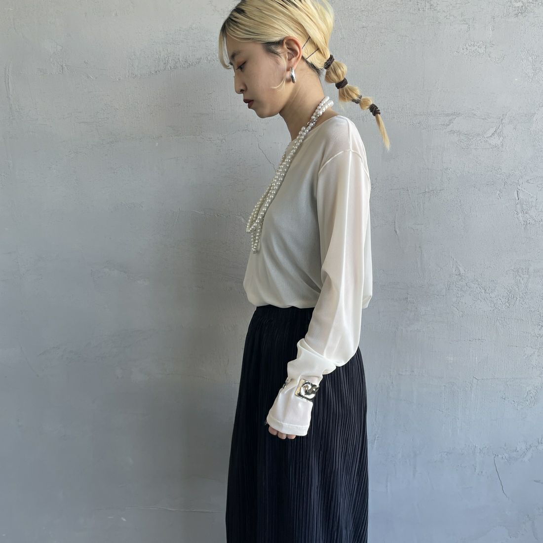 nenom [ネノム] クルーネック シアーカットソー [NE25112034] 02 OFF &&モデル身長：150cm 着用サイズ：F&&