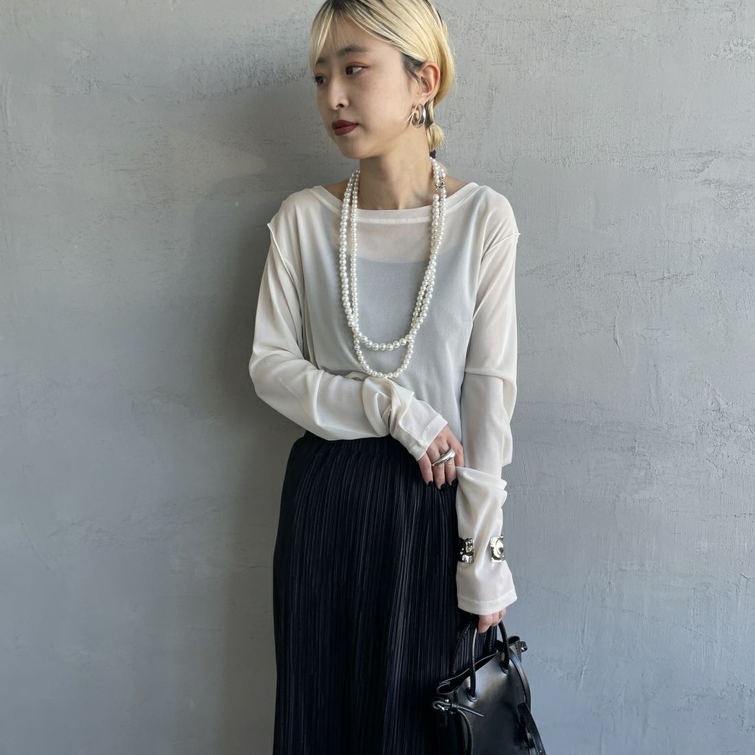 nenom [ネノム] クルーネック シアーカットソー [NE25112034] 02 OFF &&モデル身長：150cm 着用サイズ：F&&
