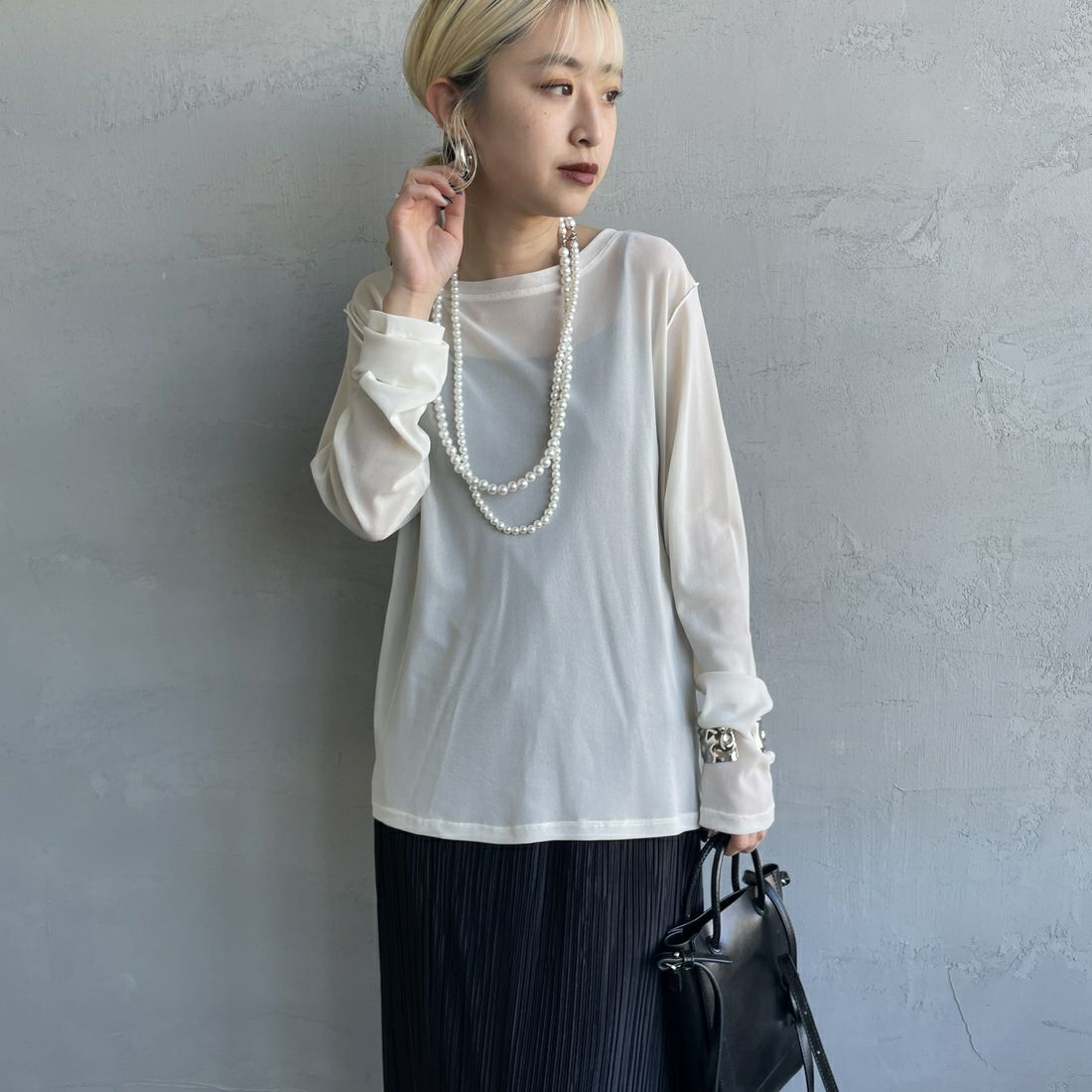 nenom [ネノム] クルーネック シアーカットソー [NE25112034] 02 OFF &&モデル身長：150cm 着用サイズ：F&&