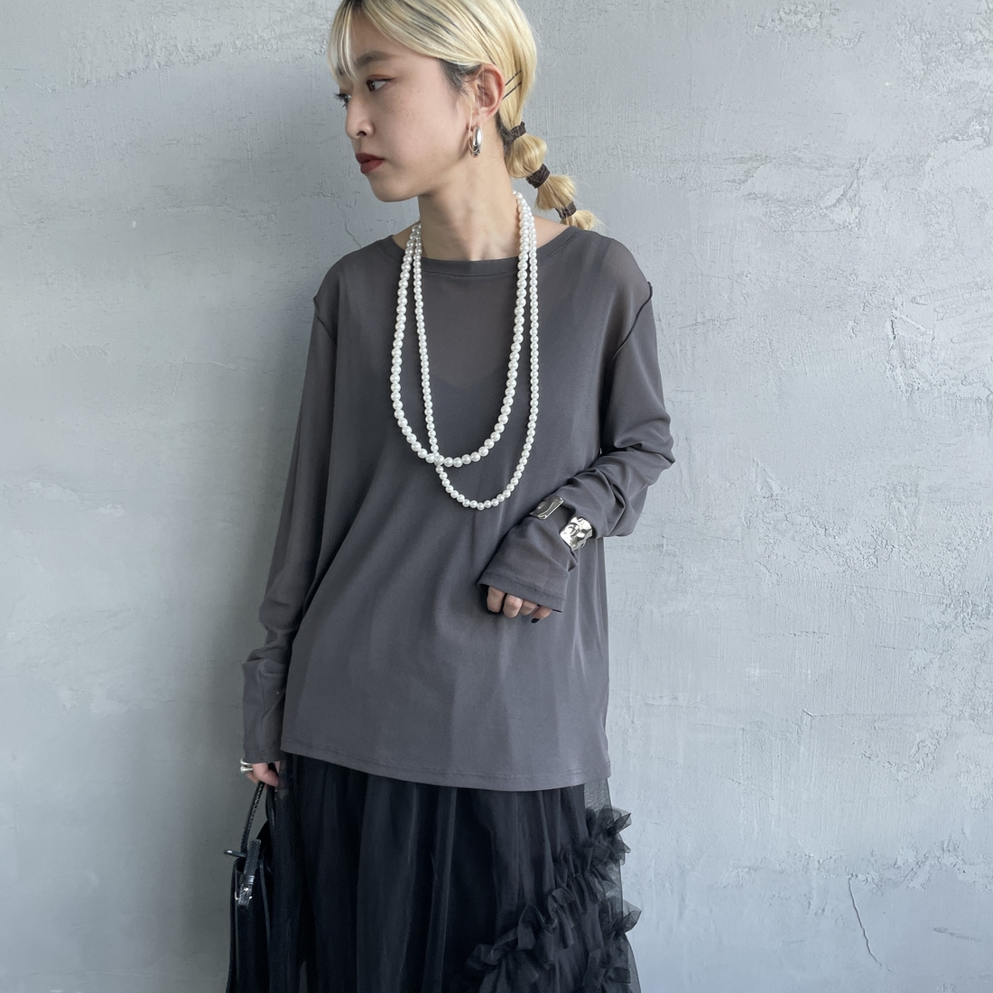 nenom [ネノム] クルーネック シアーカットソー [NE25112034] 08 CHARCOA &&モデル身長：150cm 着用サイズ：F&&