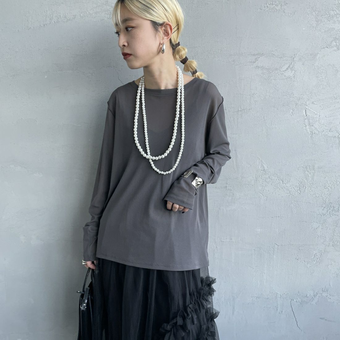 nenom [ネノム] クルーネック シアーカットソー [NE25112034] 08 CHARCOA &&モデル身長：150cm 着用サイズ：F&&