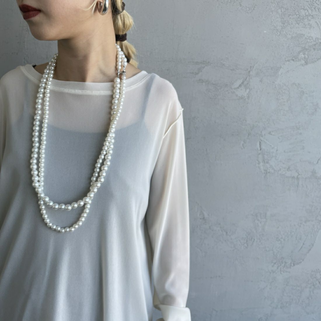 nenom [ネノム] クルーネック シアーカットソー [NE25112034] 02 OFF &&モデル身長：150cm 着用サイズ：F&&