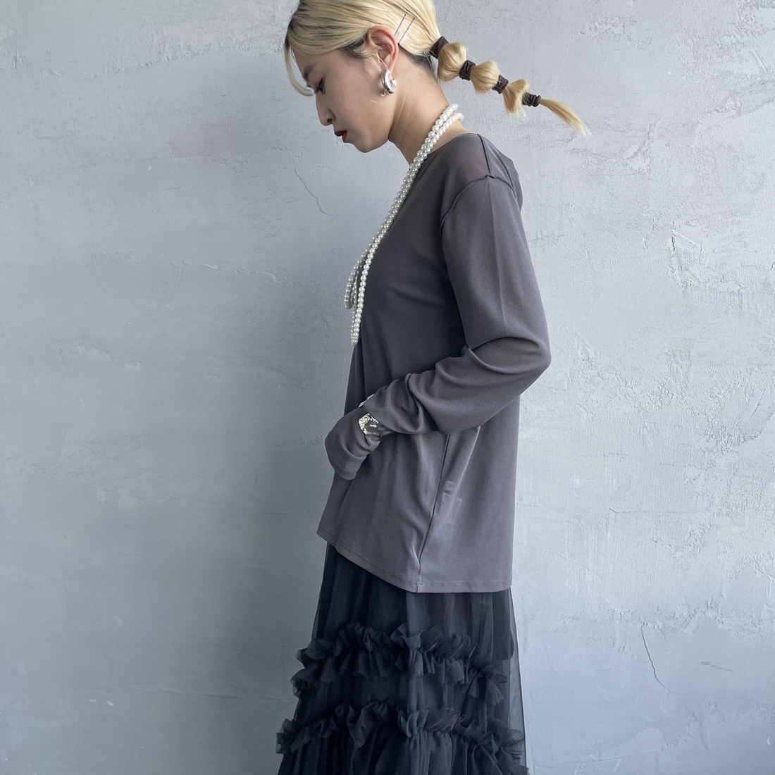 nenom [ネノム] クルーネック シアーカットソー [NE25112034] 08 CHARCOA &&モデル身長：150cm 着用サイズ：F&&