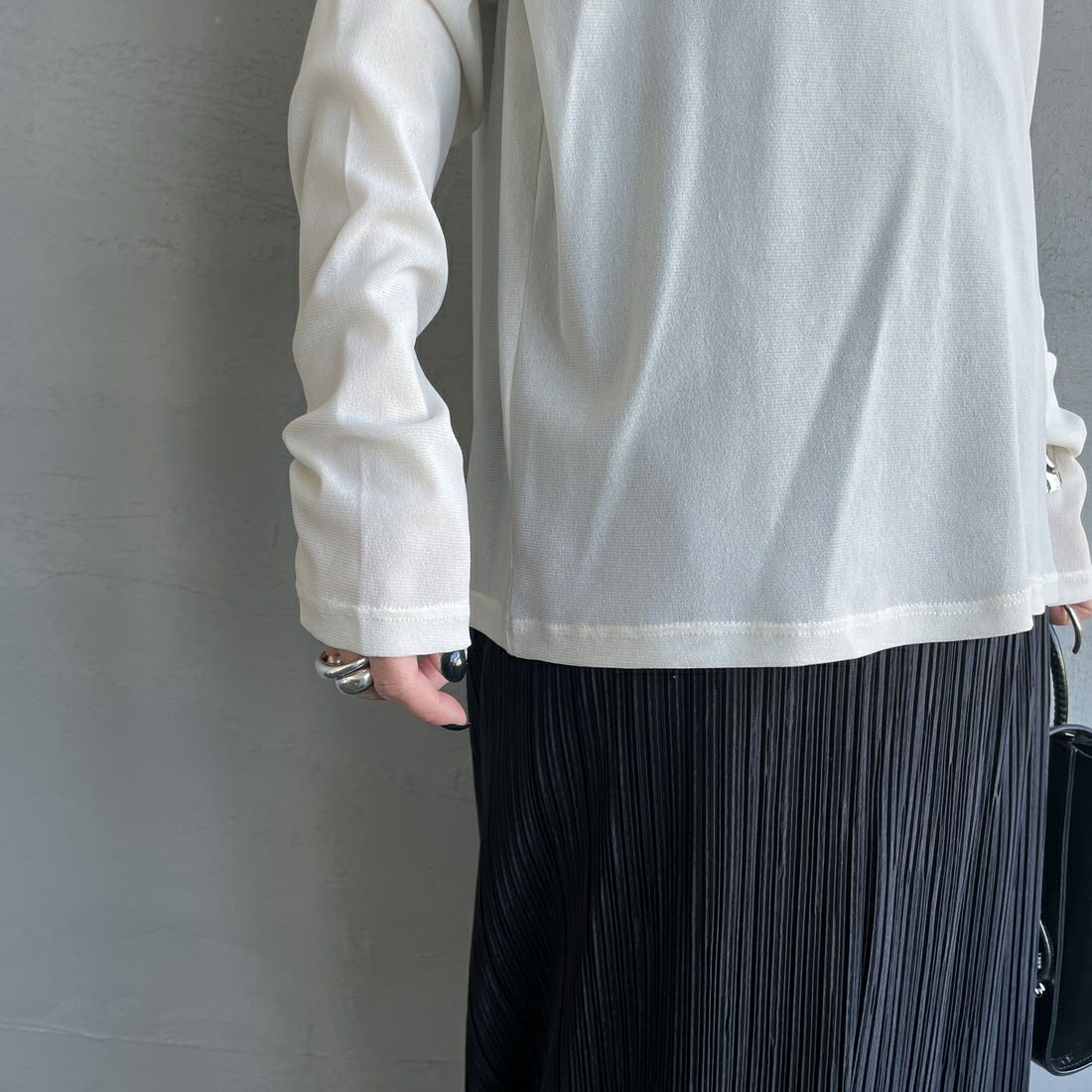 nenom [ネノム] クルーネック シアーカットソー [NE25112034] 02 OFF &&モデル身長：150cm 着用サイズ：F&&