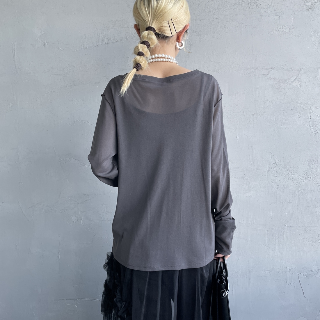 nenom [ネノム] クルーネック シアーカットソー [NE25112034] 08 CHARCOA &&モデル身長：150cm 着用サイズ：F&&