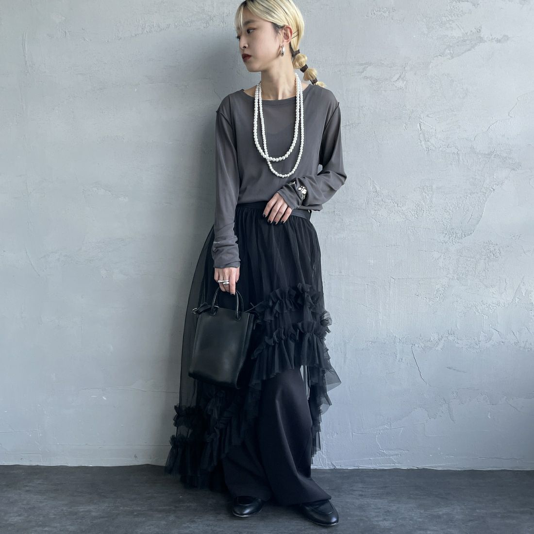 nenom [ネノム] クルーネック シアーカットソー [NE25112034] 08 CHARCOA &&モデル身長：150cm 着用サイズ：F&&