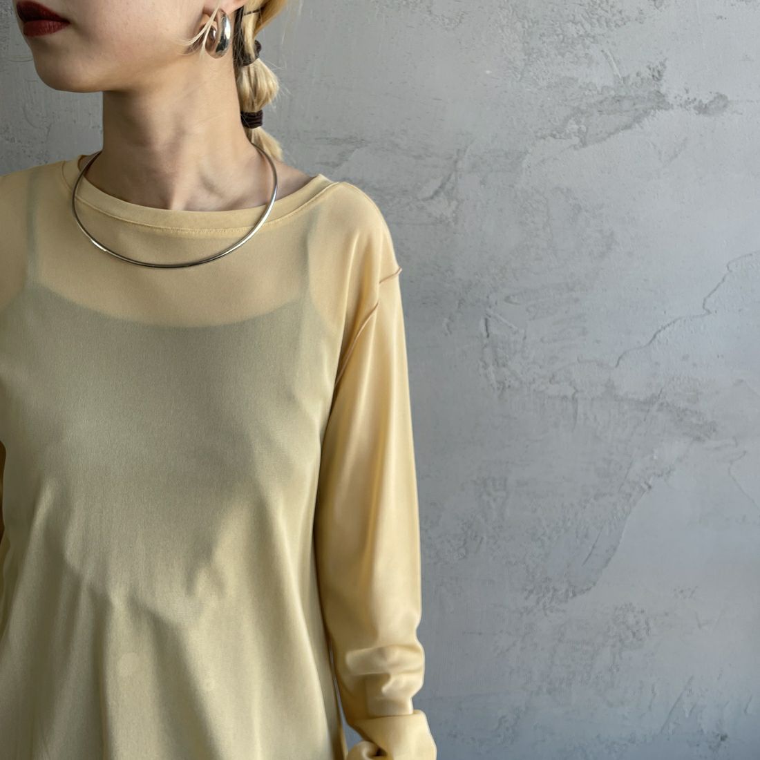 nenom [ネノム] クルーネック シアーカットソー [NE25112034] 31 YELLOW &&モデル身長：150cm 着用サイズ：F&&