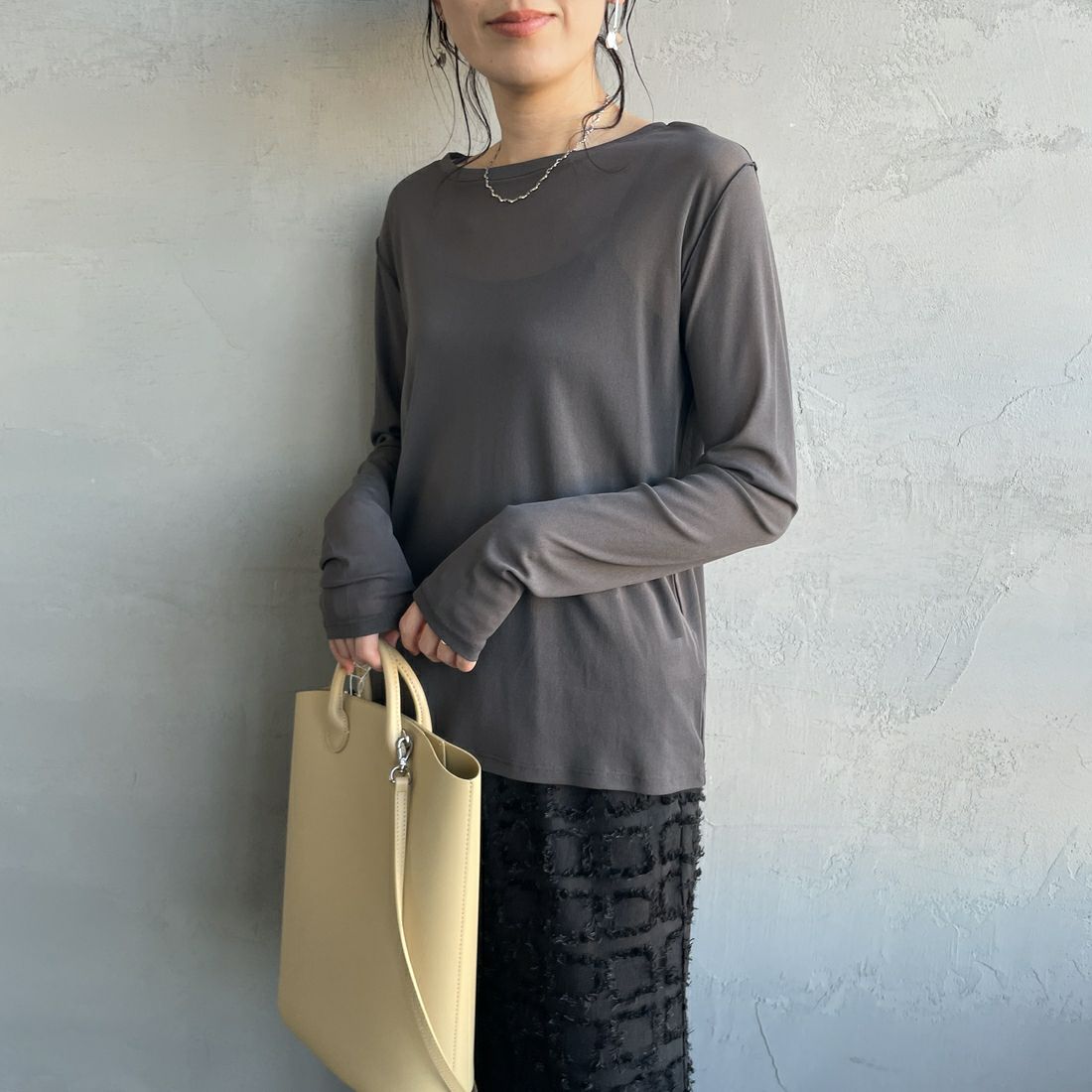 nenom [ネノム] クルーネック シアーカットソー [NE25112034] 08 CHARCOA &&モデル身長：160cm 着用サイズ：F&&