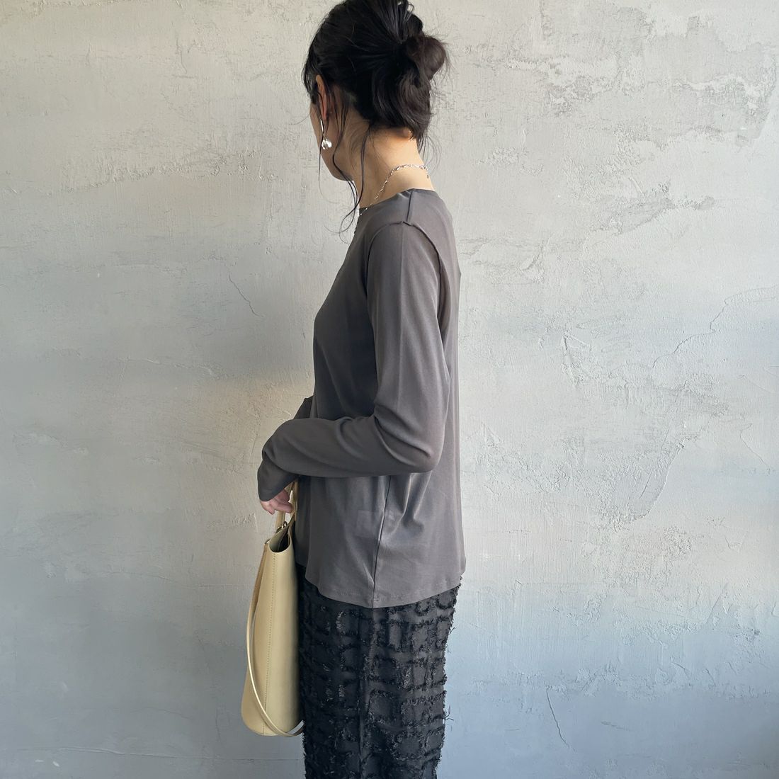 nenom [ネノム] クルーネック シアーカットソー [NE25112034] 08 CHARCOA &&モデル身長：160cm 着用サイズ：F&&
