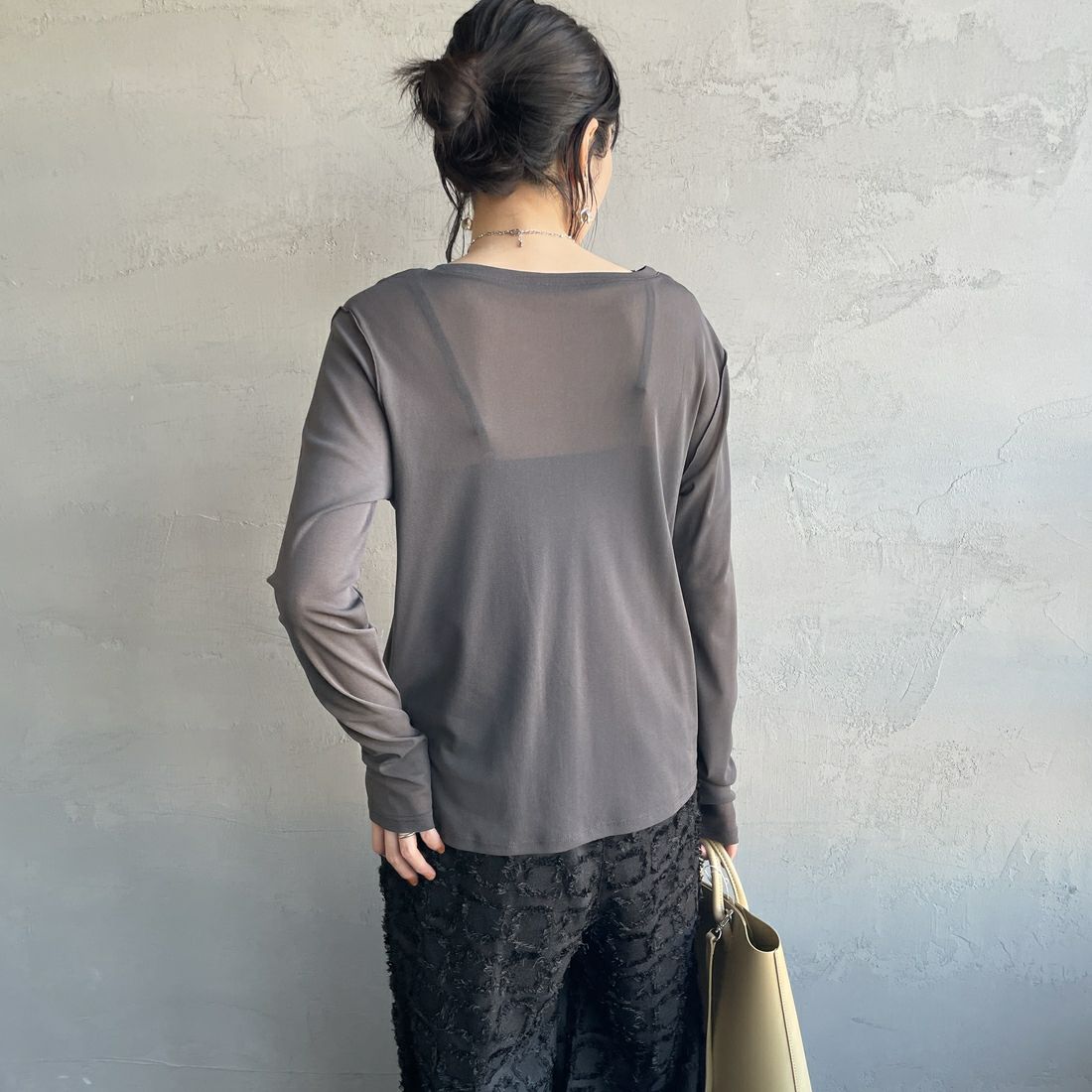 nenom [ネノム] クルーネック シアーカットソー [NE25112034] 08 CHARCOA &&モデル身長：160cm 着用サイズ：F&&
