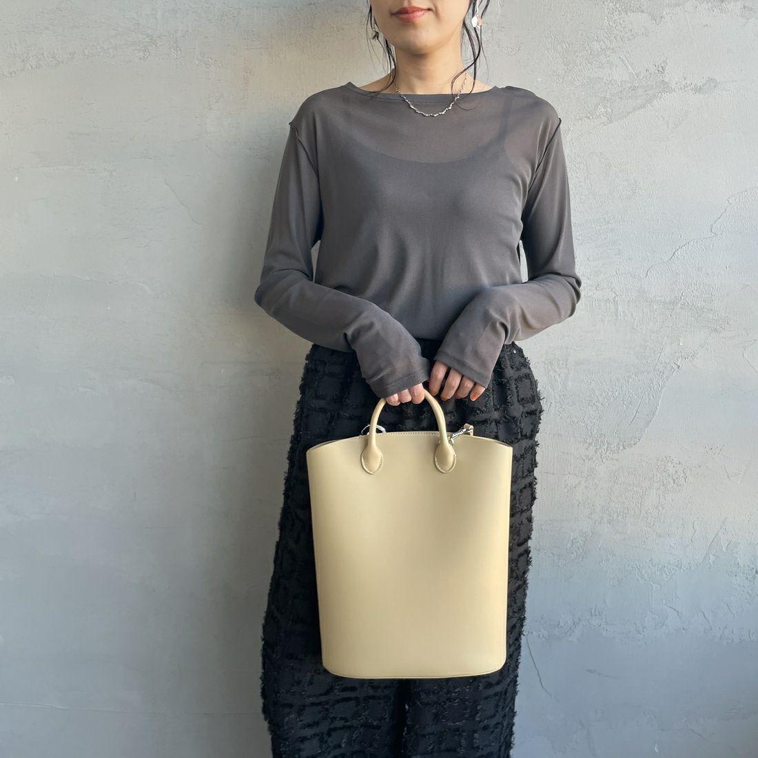 nenom [ネノム] クルーネック シアーカットソー [NE25112034] 08 CHARCOA &&モデル身長：160cm 着用サイズ：F&&