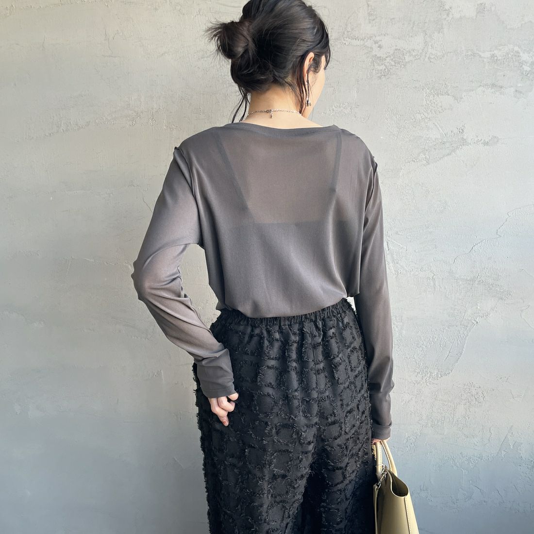 nenom [ネノム] クルーネック シアーカットソー [NE25112034] 08 CHARCOA &&モデル身長：160cm 着用サイズ：F&&