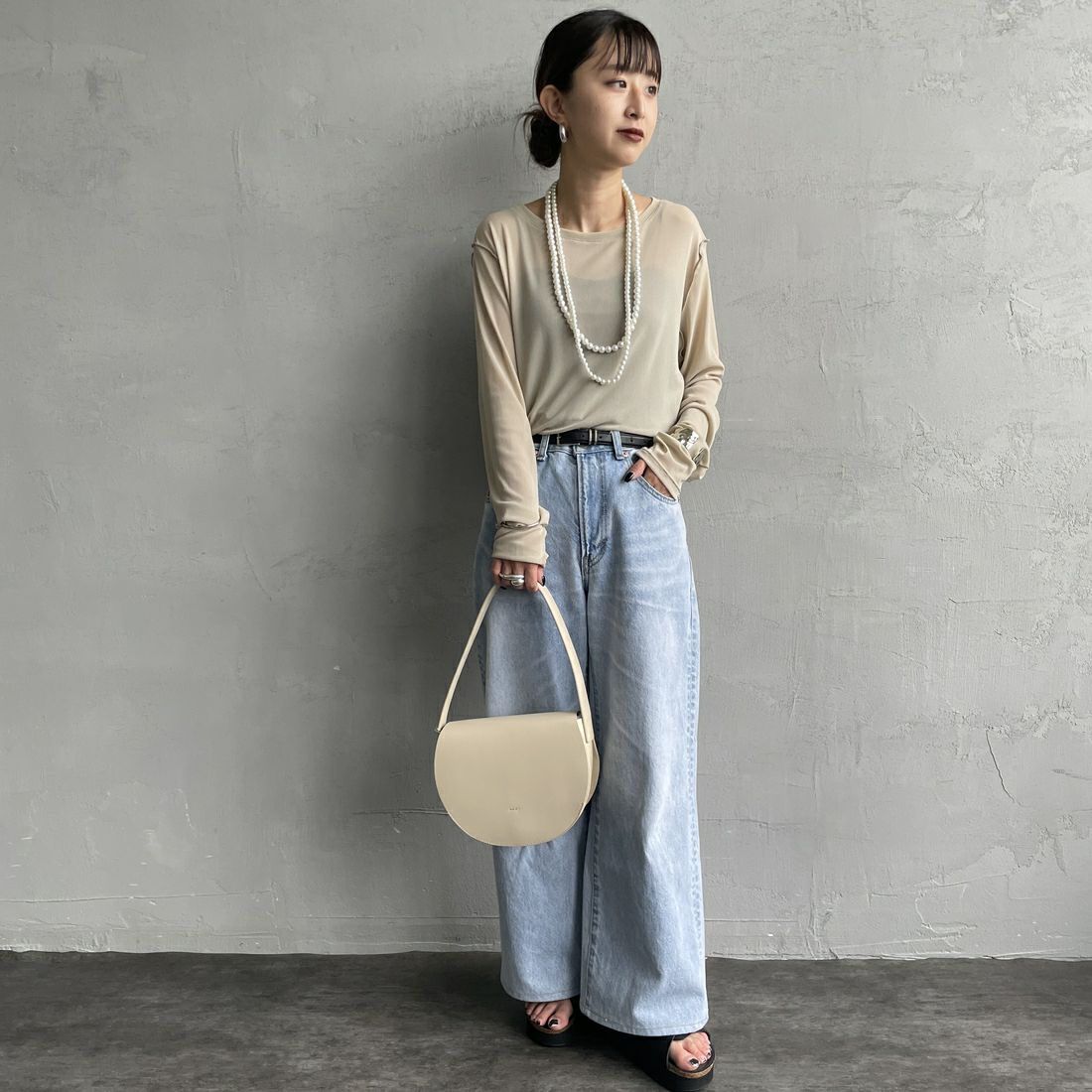 nenom [ネノム] クルーネック シアーカットソー [NE25112034] 22 BEIGE &&モデル身長：150cm 着用サイズ：F&&