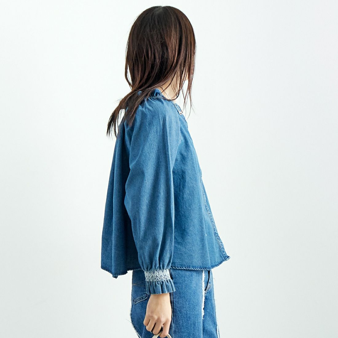 SOMETHING [サムシング] オフショルダー2WAYデニムブラウス [ST240] 93 M.BLUE &&モデル身長：167cm 着用サイズ：M&&