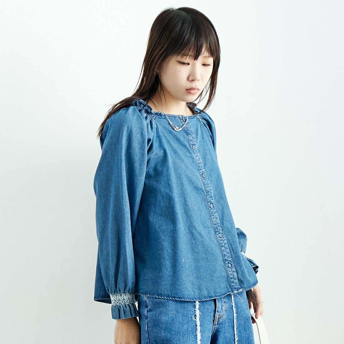 SOMETHING [サムシング] オフショルダー2WAYデニムブラウス [ST240] 93 M.BLUE &&モデル身長：167cm 着用サイズ：M&&