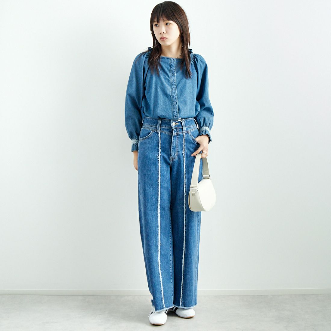 SOMETHING [サムシング] オフショルダー2WAYデニムブラウス [ST240] 93 M.BLUE &&モデル身長：167cm 着用サイズ：M&&