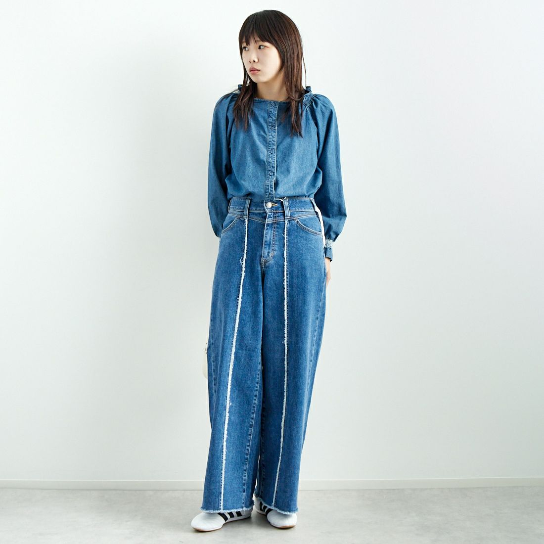 SOMETHING [サムシング] オフショルダー2WAYデニムブラウス [ST240] 93 M.BLUE &&モデル身長：167cm 着用サイズ：M&&