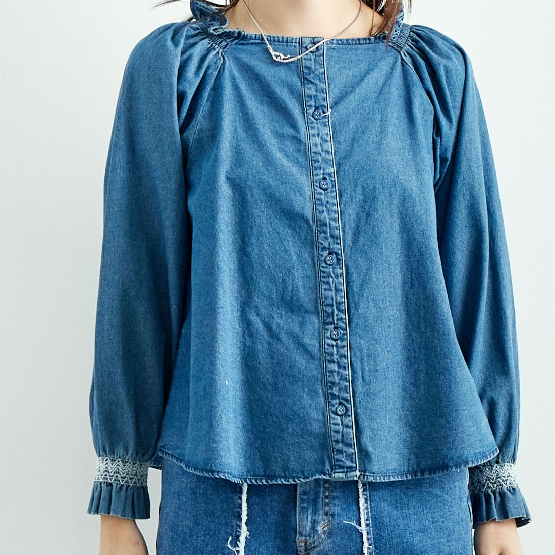 SOMETHING [サムシング] オフショルダー2WAYデニムブラウス [ST240] 93 M.BLUE &&モデル身長：167cm 着用サイズ：M&&