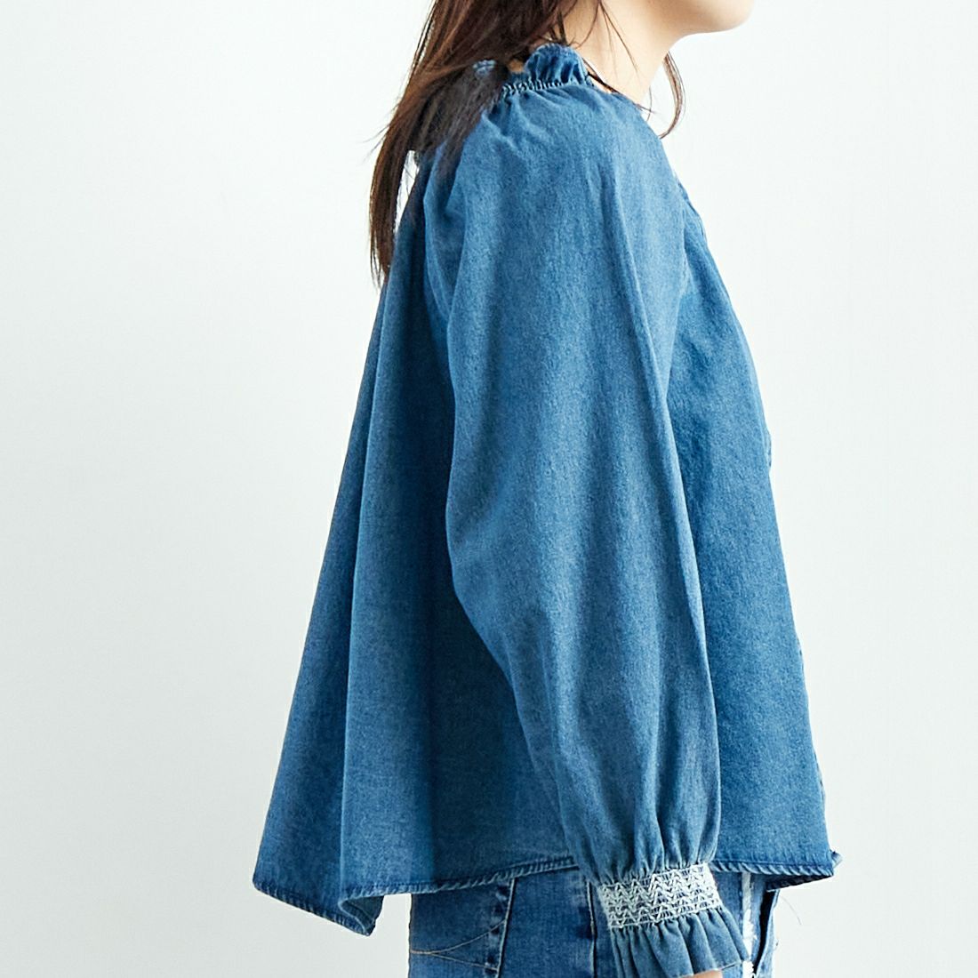 SOMETHING [サムシング] オフショルダー2WAYデニムブラウス [ST240] 93 M.BLUE &&モデル身長：167cm 着用サイズ：M&&
