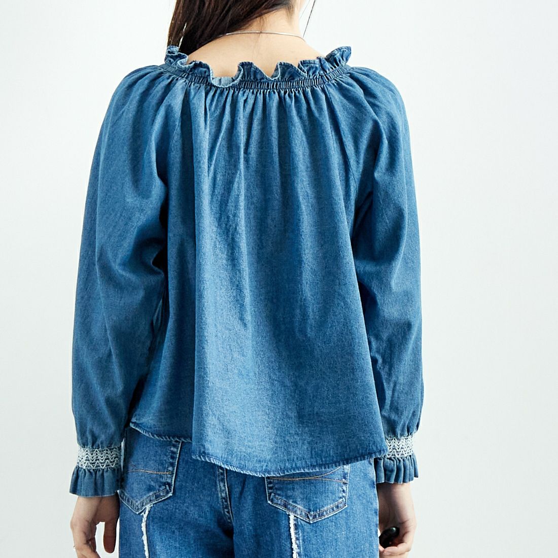 SOMETHING [サムシング] オフショルダー2WAYデニムブラウス [ST240] 93 M.BLUE &&モデル身長：167cm 着用サイズ：M&&