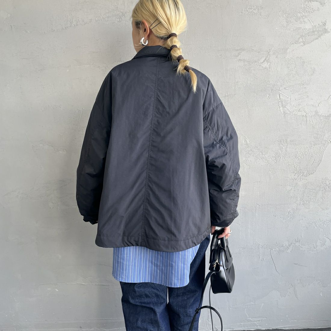 NANGA [ナンガ] ウィメンズ ソフトダウンコーチジャケット [N2501-0J003B] BLK&&モデル身長：150cm 着用サイズ：WM&&