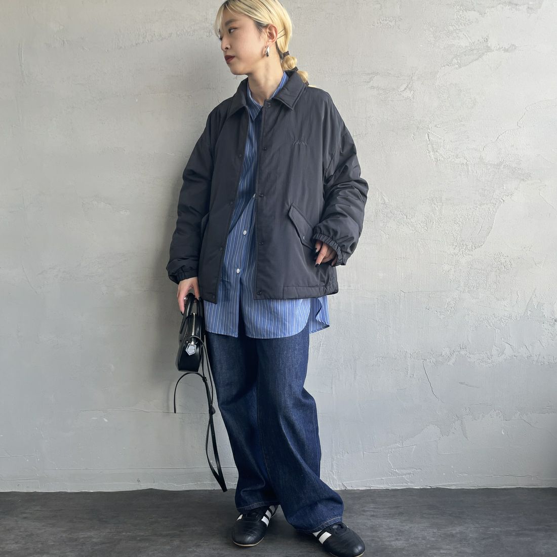 NANGA [ナンガ] ウィメンズ ソフトダウンコーチジャケット [N2501-0J003B] BLK&&モデル身長：150cm 着用サイズ：WM&&