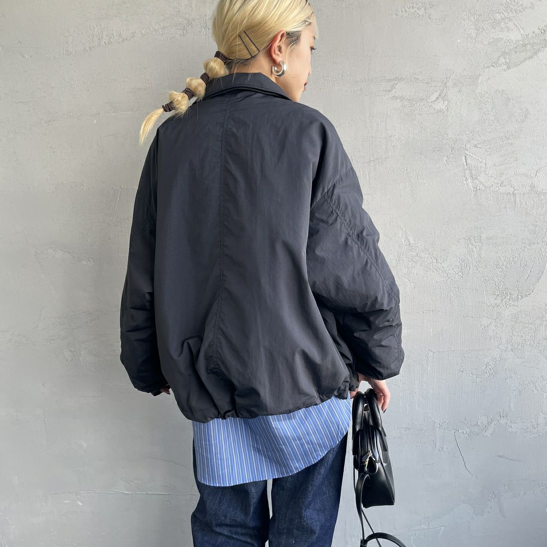 NANGA [ナンガ] ウィメンズ ソフトダウンコーチジャケット [N2501-0J003B] BLK&&モデル身長：150cm 着用サイズ：WM&&