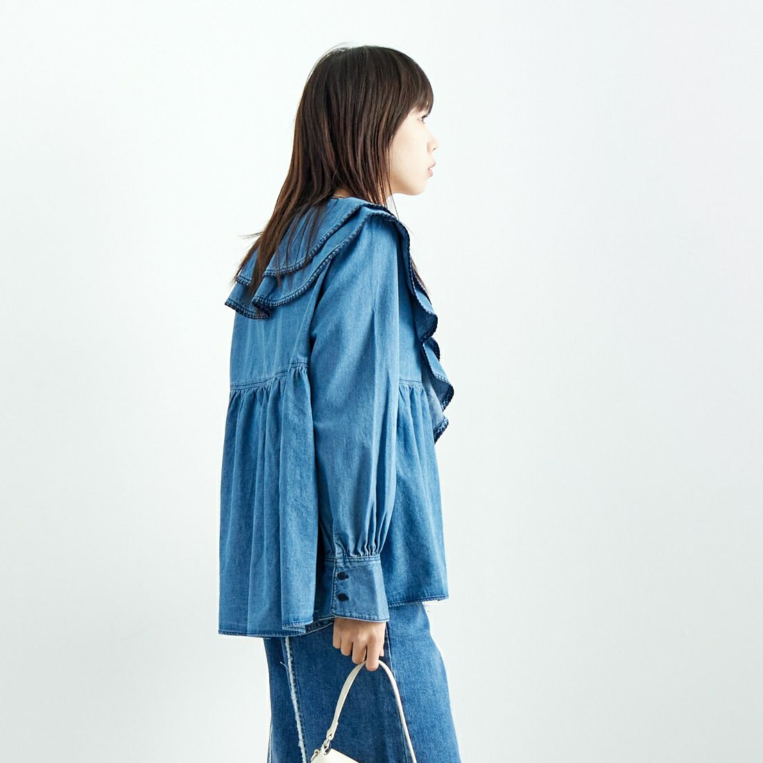 SOMETHING [サムシング] フリルカラーデニムブラウス [ST242] 98 L.BLUE &&モデル身長：167cm 着用サイズ：M&&