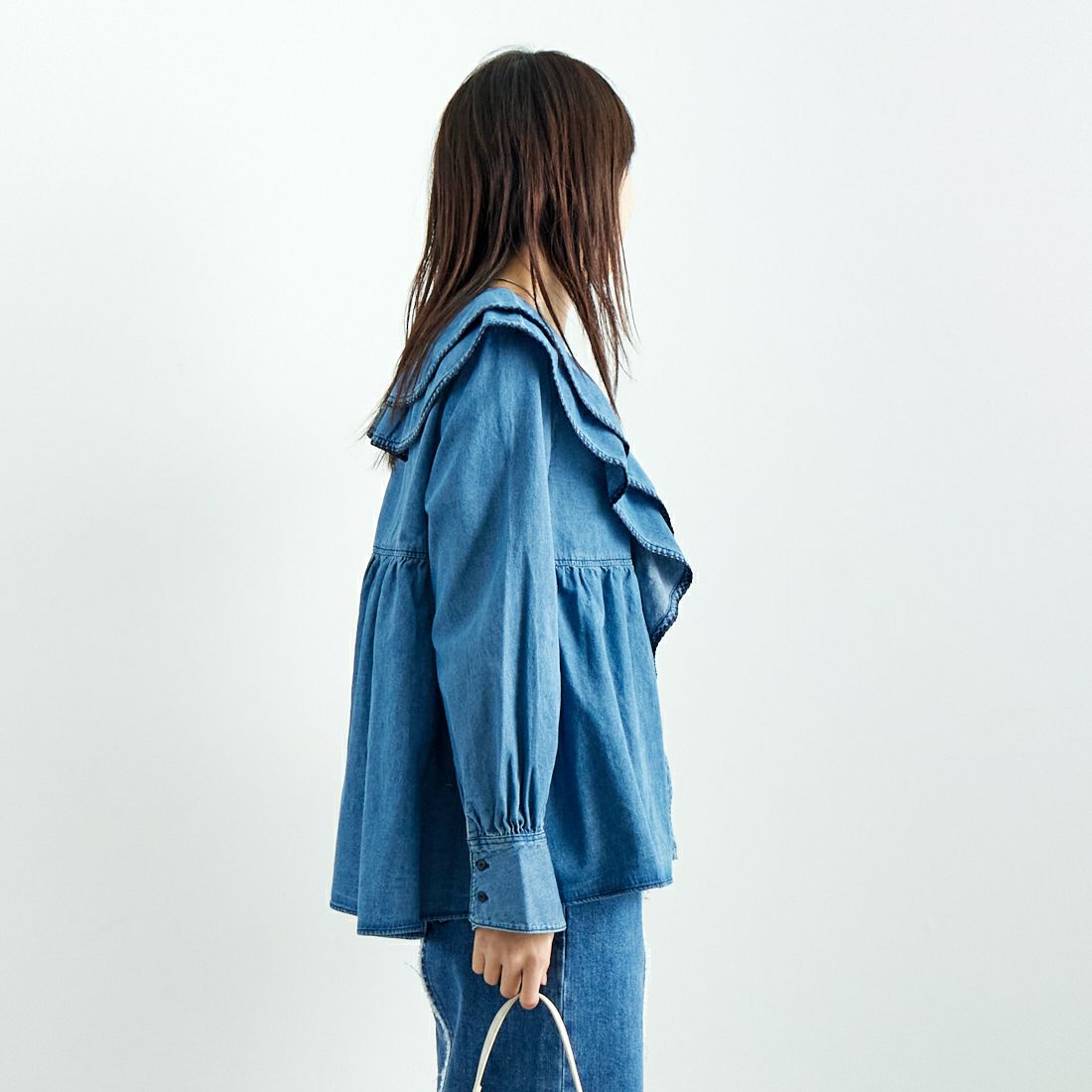 SOMETHING [サムシング] フリルカラーデニムブラウス [ST242] 98 L.BLUE &&モデル身長：167cm 着用サイズ：M&&