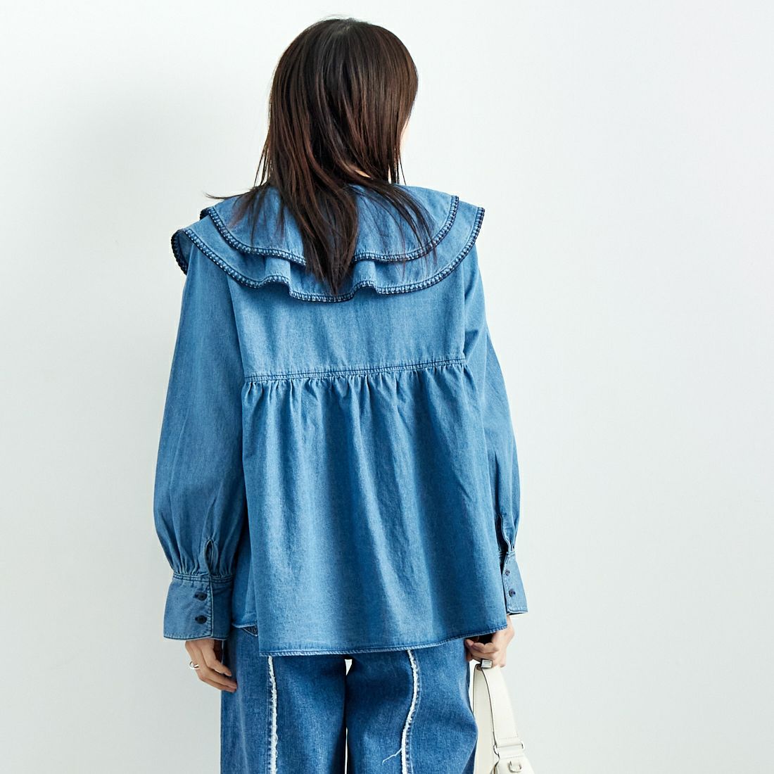 SOMETHING [サムシング] フリルカラーデニムブラウス [ST242] 98 L.BLUE &&モデル身長：167cm 着用サイズ：M&&