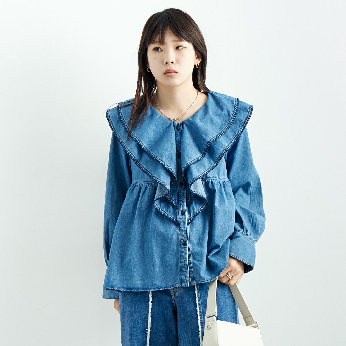 SOMETHING [サムシング] フリルカラーデニムブラウス [ST242] 98 L.BLUE &&モデル身長：167cm 着用サイズ：M&&