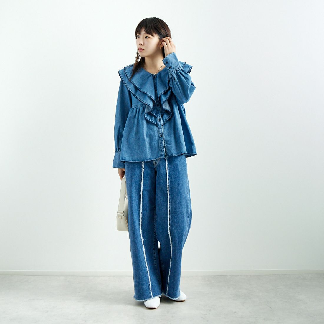 SOMETHING [サムシング] フリルカラーデニムブラウス [ST242] 98 L.BLUE &&モデル身長：167cm 着用サイズ：M&&