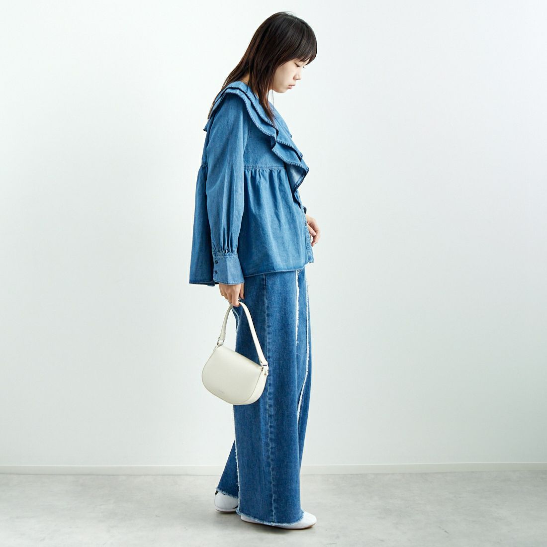 SOMETHING [サムシング] フリルカラーデニムブラウス [ST242] 98 L.BLUE &&モデル身長：167cm 着用サイズ：M&&