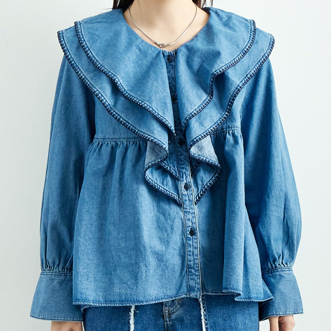 SOMETHING [サムシング] フリルカラーデニムブラウス [ST242] 98 L.BLUE &&モデル身長：167cm 着用サイズ：M&&
