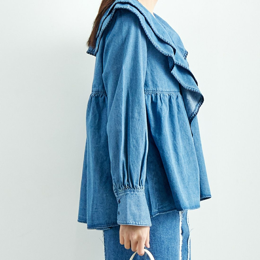 SOMETHING [サムシング] フリルカラーデニムブラウス [ST242] 98 L.BLUE &&モデル身長：167cm 着用サイズ：M&&