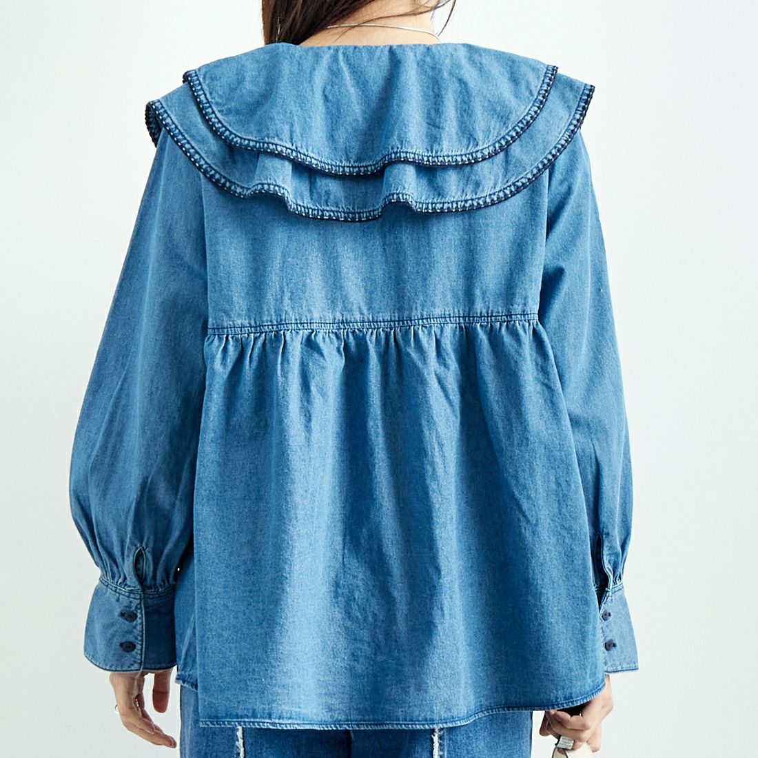 SOMETHING [サムシング] フリルカラーデニムブラウス [ST242] 98 L.BLUE &&モデル身長：167cm 着用サイズ：M&&