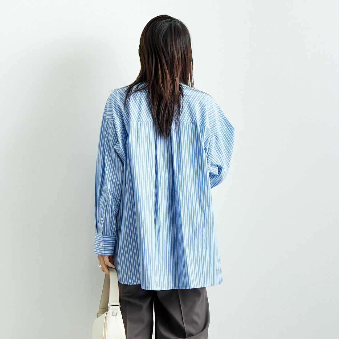 RIM.ARK [リムアーク] バックボリュームストライプシャツ [460ISL30-1361] 111 L/BLU &&モデル身長：167cm 着用サイズ：F&&