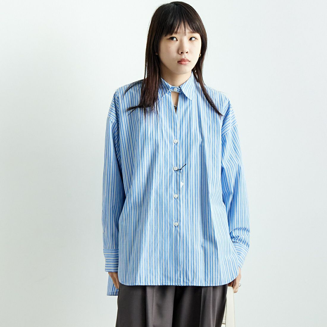 RIM.ARK [リムアーク] バックボリュームストライプシャツ [460ISL30-1361] 111 L/BLU &&モデル身長：167cm 着用サイズ：F&&