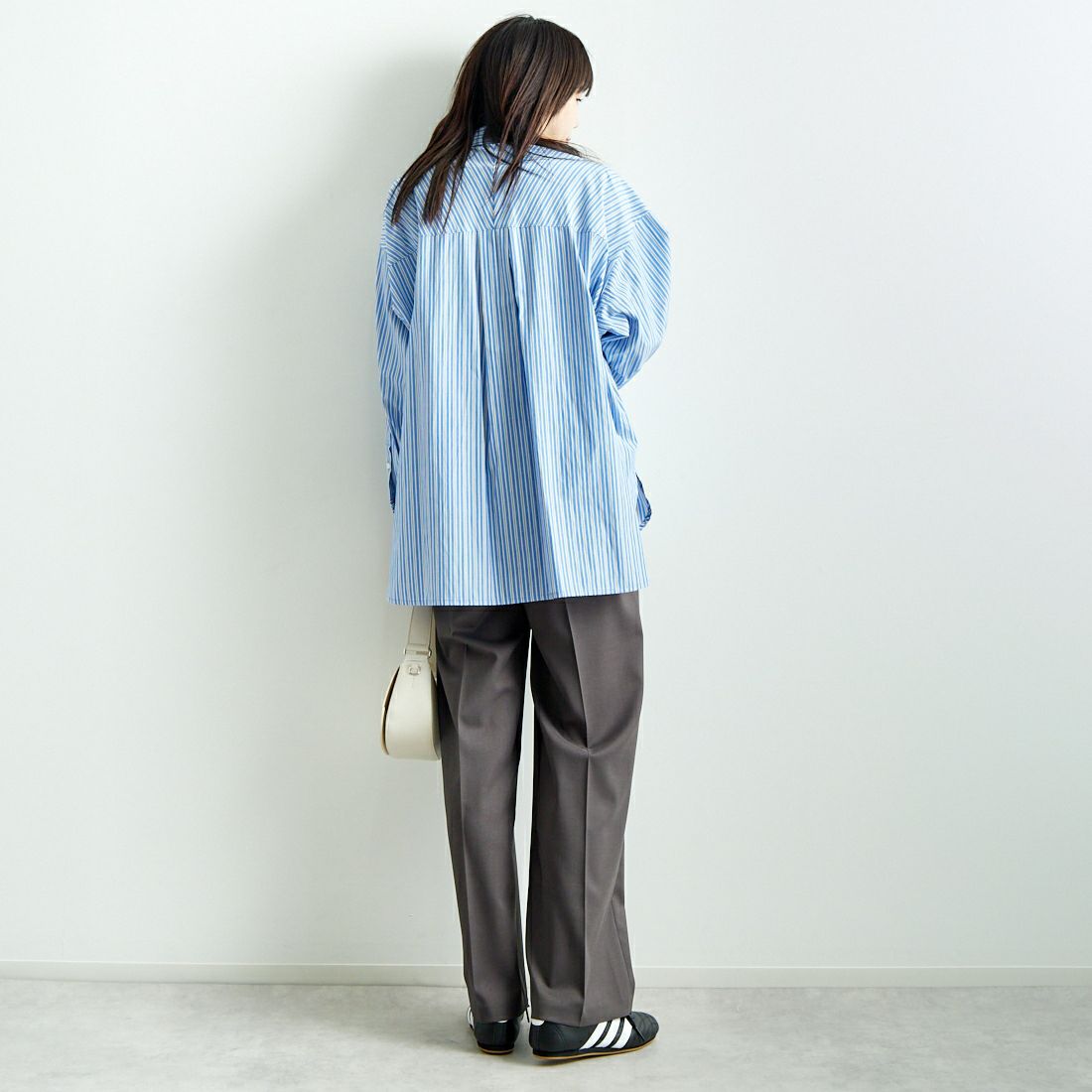 RIM.ARK [リムアーク] バックボリュームストライプシャツ [460ISL30-1361] 111 L/BLU &&モデル身長：167cm 着用サイズ：F&&