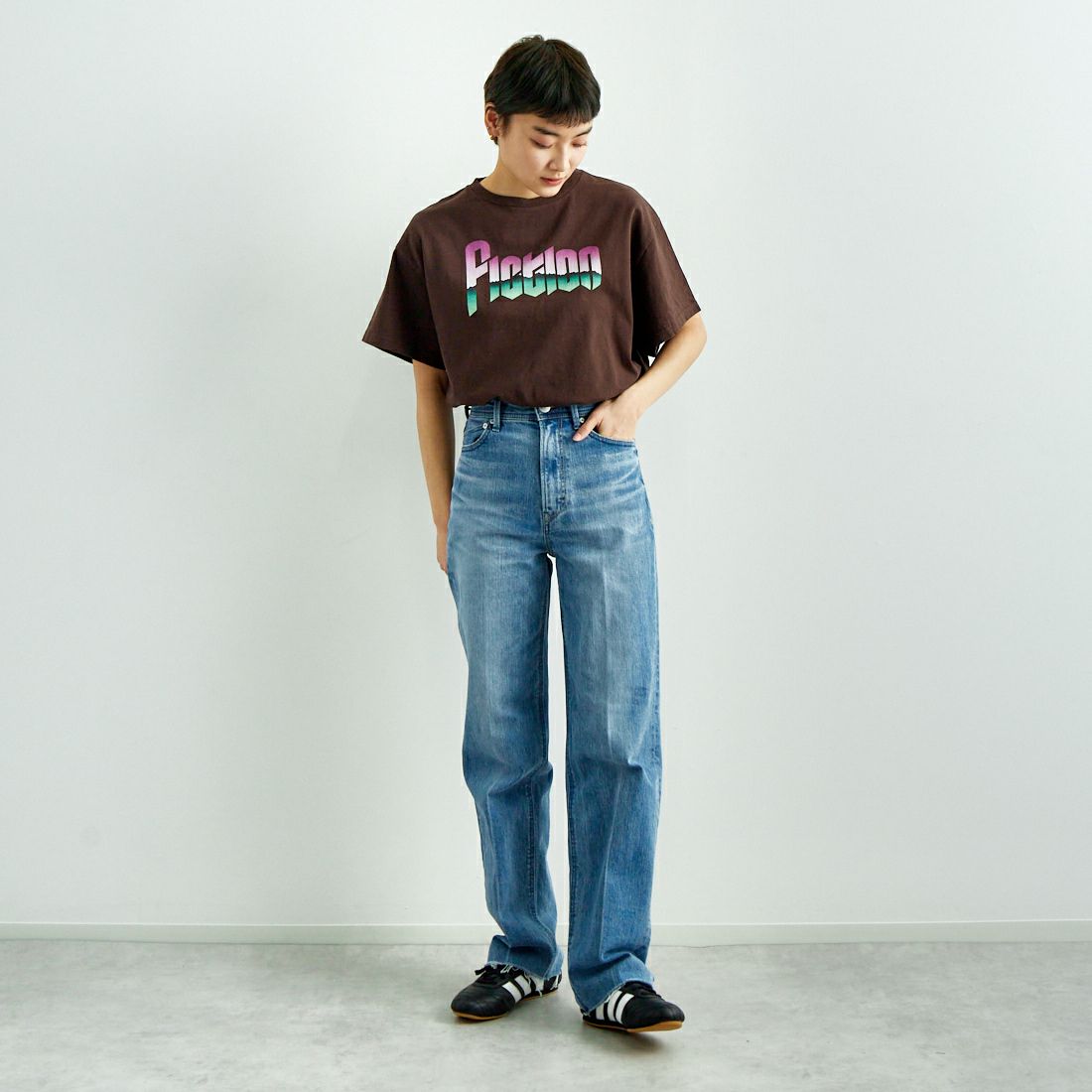 THE SHINZONE [ザ シンゾーン] フィクションTシャツ [25SMSCU12] 48 BROWN &&モデル身長：160cm 着用サイズ：F0&&