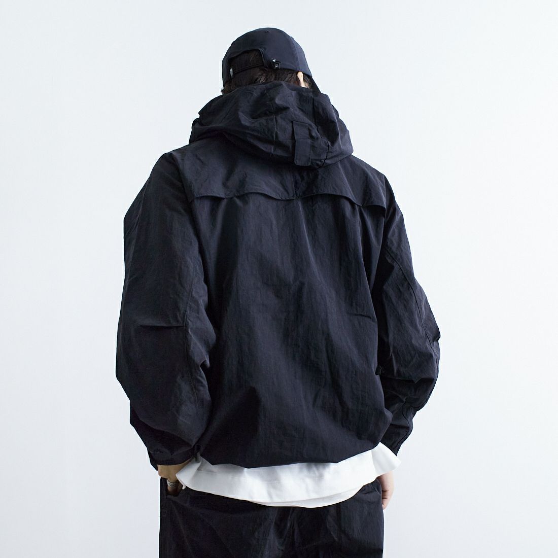 +phenix [プラスフェニックス] 別注 LEVEL7 ライトナイロンジャケット [POO-25023IN-JF] BLACK &&モデル身長：179cm 着用サイズ：L&&