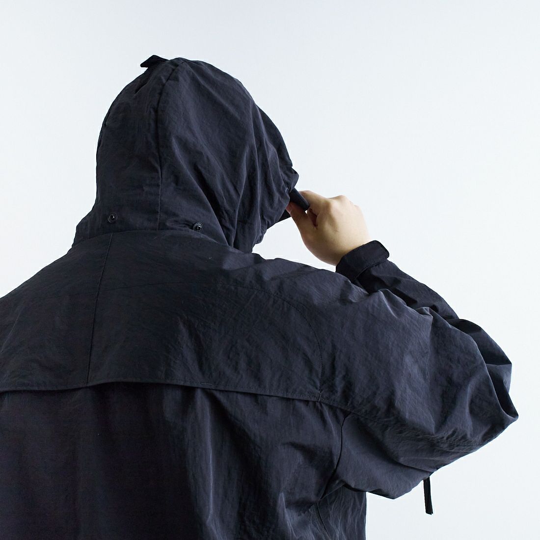 +phenix [プラスフェニックス] 別注 LEVEL7 ライトナイロンジャケット [POO-25023IN-JF] BLACK &&モデル身長：179cm 着用サイズ：L&&