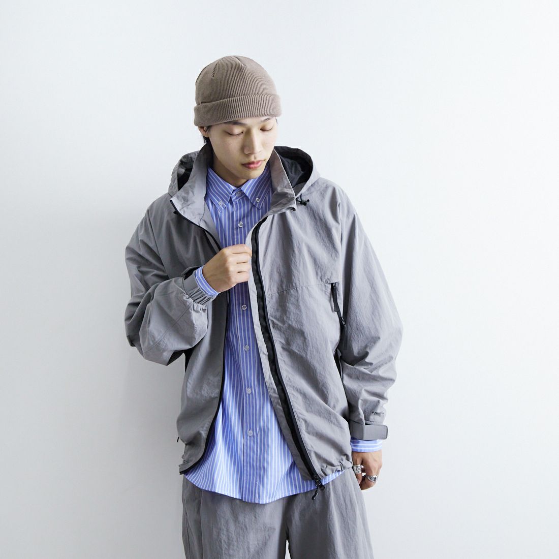 phenix [プラスフェニックス] 別注 LEVEL7 ライトナイロンジャケット [POO-25023IN-JF] GRAY &&モデル身長：179cm 着用サイズ：L&&