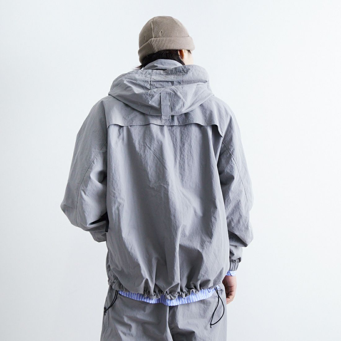 phenix [プラスフェニックス] 別注 LEVEL7 ライトナイロンジャケット [POO-25023IN-JF] GRAY &&モデル身長：179cm 着用サイズ：L&&