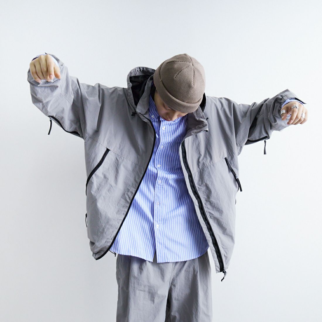 phenix [プラスフェニックス] 別注 LEVEL7 ライトナイロンジャケット [POO-25023IN-JF] GRAY &&モデル身長：179cm 着用サイズ：L&&