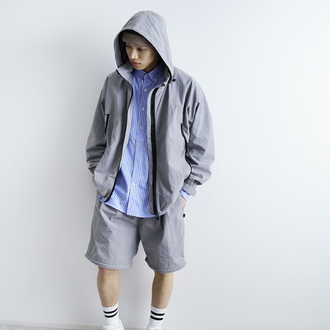 phenix [プラスフェニックス] 別注 LEVEL7 ライトナイロンジャケット [POO-25023IN-JF] GRAY &&モデル身長：179cm 着用サイズ：L&&